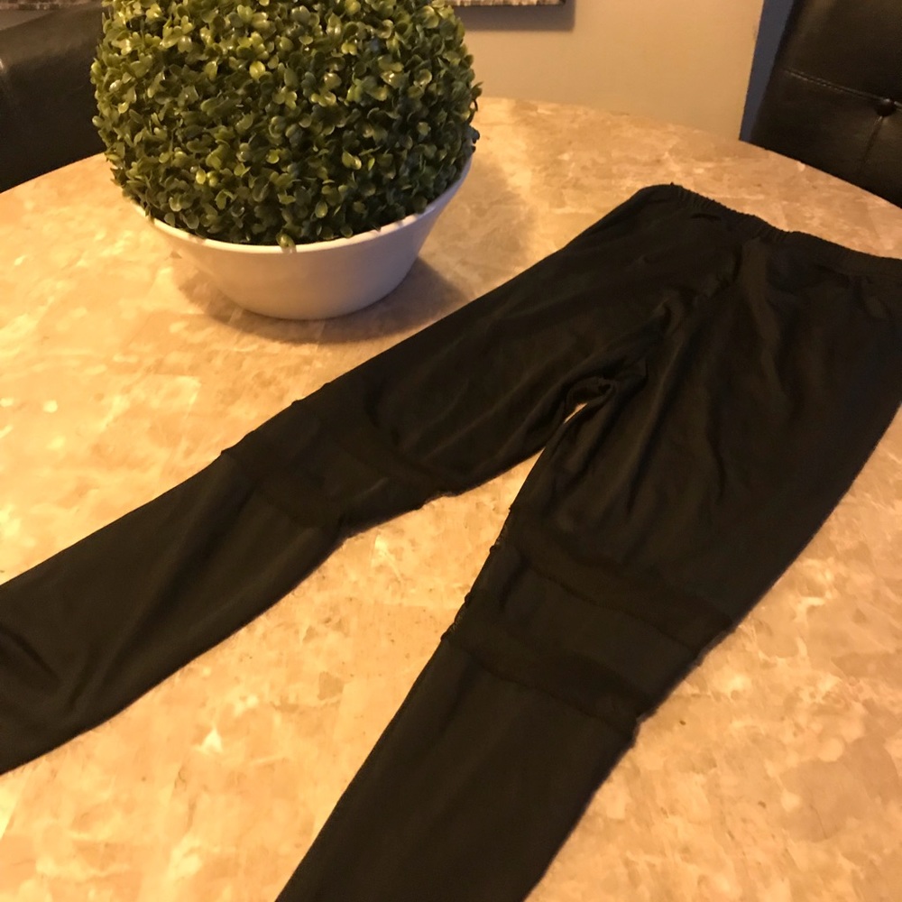 Work out pants with mesh double lines on thighs